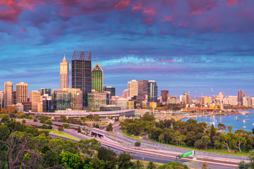Fototapeta premium Pert. Obraz panoramę miasta Perth, Australia podczas zachodu słońca.