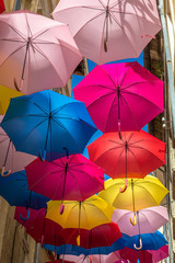 Fototapeta na wymiar Die farbenfrohen Regenschirme von Avignon