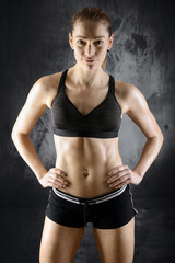 Fototapeta na wymiar Frau in Sportbekleidung bei Training für Sport, Workout und Fitness