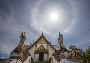 Obraz premium Thai Temple with sun halo