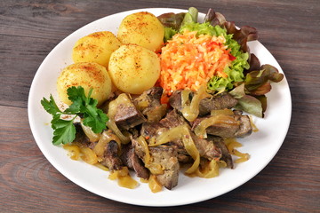 wątróbka wieprzowa  z ziemniakami i surówką