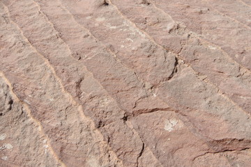 Wellen im Sandstein am hohen Opferplatz von Petra in Jordanien 