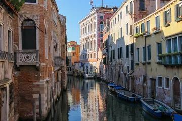 Fotobehang Smalle waterstraat van historisch centrum van Venetië, Italië © nicknick_ko