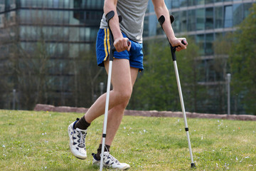 Mann mit Gehstützen nach Sportunfall