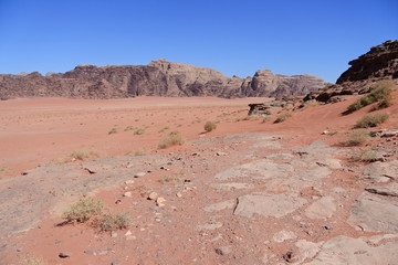 Bis zum Horizont nur Sand und Felsen im Wadi Rum in Jordanien 