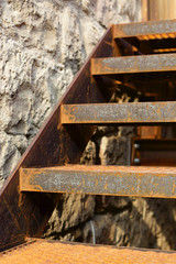 Blick auf Stahltreppe aus rostigen Stahl mit Gitter Streckmetall