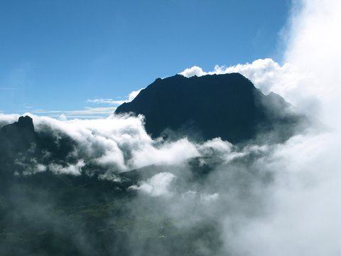 Fototapeta Saint Paul / La Reunion: View from the Maido peak over the Cirque de Mafate to the Piton des Neiges in the early morning when orographic clouds begin to cover the landscape