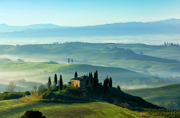 Morgenstimmung in der Toskana, Rollende Hügel mit Nebel, Morgenlicht, Val d’Orcia, Toskana,...
