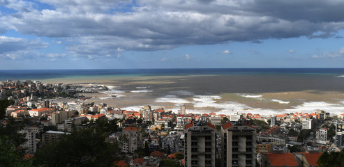 Tempestad sobre un pequeño puerto de méditerranée en invierno de 2018, Jounieh, Libanon