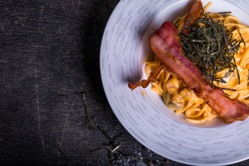 Pasta with bacon and seaweed