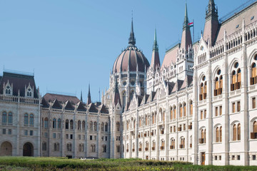 Obraz premium beautiful gothic architecture of famous parliament building in budapest, hungary
