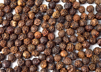 Obraz premium Black Pepper on white background. Peppercorns background, texture. Top view.