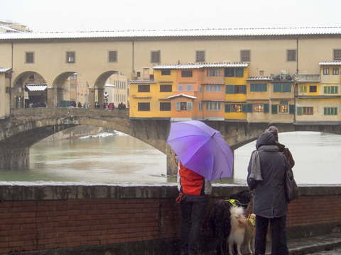 Italia, Toscana, Firenze sotto la neve. Il Ponte Vecchio e fiume Arno.