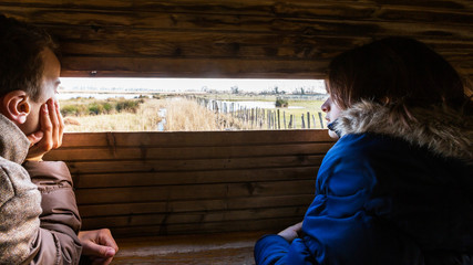 enfants regardant le paysage dans un observatoire