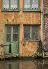 Obraz premium Old destroyed house near river in Gent