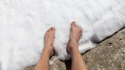 pieds nus dans la neige