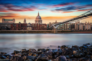 Sonnenuntergang hinter der St. Pauls Kathedrale in London gesehen vom Ufer der Themse
