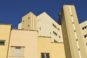 Edificios de apartamanto amarelos em São Carlos