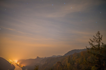 Sternenhimmel und Großer Wagen über Schrammsteinen in der Sächsischen Schweiz
