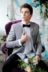 Стильный жених. Стильный парень. Стильная свадьба. Пиджак и бабочка. Белый интерьер. Свадебная арка. Свадебные украшения. Мужской стиль жизни.
