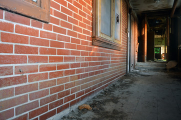 Fototapeta na wymiar Abandoned brick building with peeling paint 