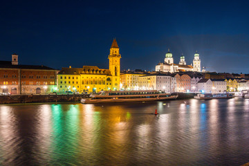 Fototapeta na wymiar Skyline von Passau bei Nacht