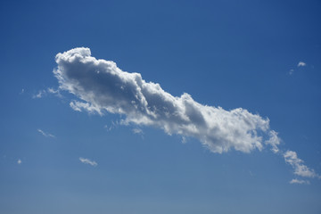 青空と雲「空想・雲のモンスターたち」やあ、元気か、どうかしたの、何をしているのなどのイメージ
