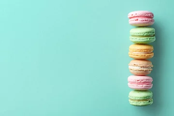 Abwaschbare Fototapete Macarons Bunte französische Macarons auf blauem Hintergrund