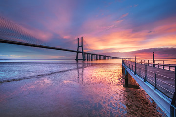 Obraz premium Vasco da Gama Bridge in Lisabon, Portugal at sunrise