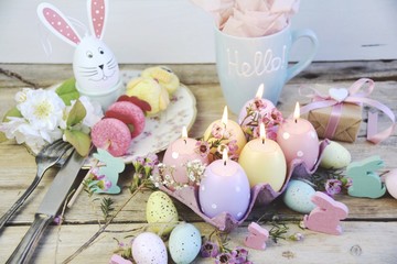 Ostern - Osterdekoration mit Kerzen - gedeckter Tisch - Ostereierkerzen