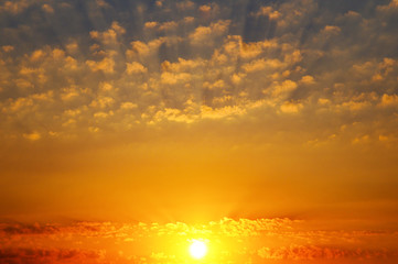 Obraz premium Cloudy sky and bright sunrise over the horizon.