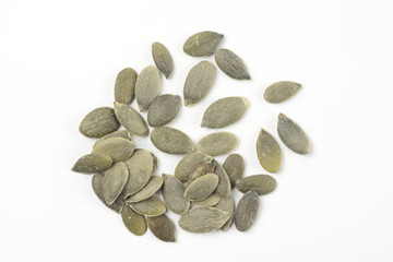 Pipas de calabaza peladas sobre fondo blanco