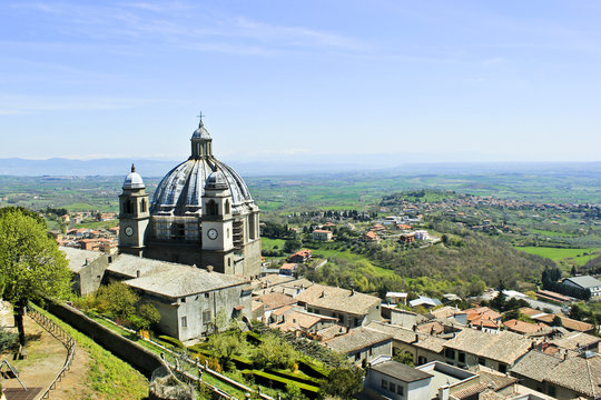 vista del paese di montefiascone dalla torre del pellegrino