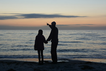 Vater und Tochter am Meer