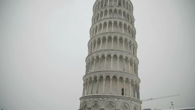 Pisa, la torre pendente e la Piazza dei Miracoli durante un'abbondante nevicata. Particolari della cattedrale e del battistero imbiancati dalla neve