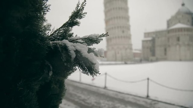 Pisa, la torre pendente e la Piazza dei Miracoli durante un'abbondante nevicata. Particolari della cattedrale e del battistero imbiancati dalla neve