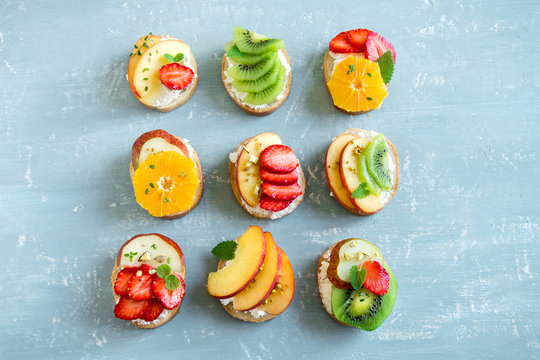 Fruit sandwiches with ricotta cheese