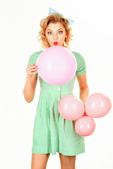 Naklejka premium young pinup girl with a dress hold pink balloons