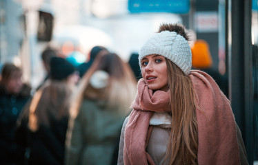 Obraz premium Urban woman standing out from the crowd at city street