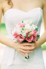 Obraz na płótnie Canvas tender romantic wedding bouquet in the hands of the bride