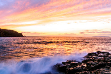 Obraz premium sunset at the rocky beach