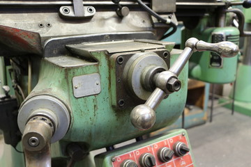 Einstellhebel an einer Fräsmaschine