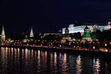 Fototapeta na wymiar Moscow river and the Moscow Kremlin at night