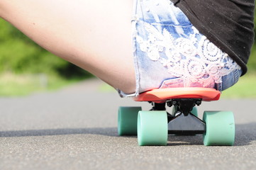 Penny Board sitzen
