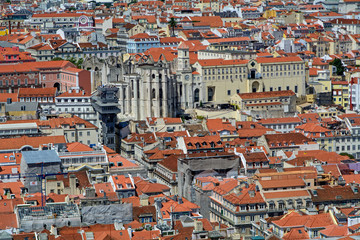 Fototapeta na wymiar Dächer von Lissabon mit dem Convento do Carmo