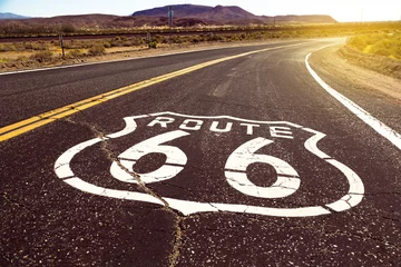 Gordijnen Iconisch Route 66-bord in Amerikaans woestijnland © pyzata