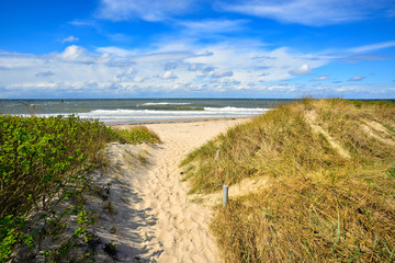 Fototapeta na wymiar Zugang zum Strand, Ostsee, schönes Wetter