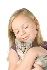 Mädchen hält getigertes Kätzchen im Arm