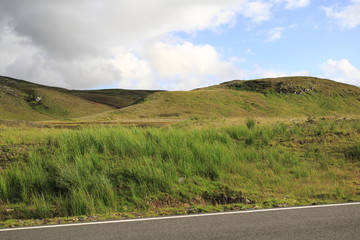 Stra&szlig;e in den Highlands, im Hochland von Schottland, in der N&auml;he von Loch Ness 