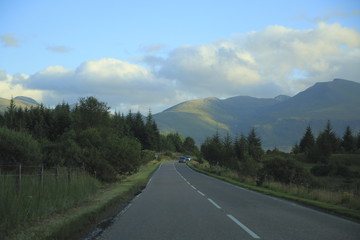 Straße in den Highlands, im Hochland von Schottland, in der Nähe von Loch Ness 